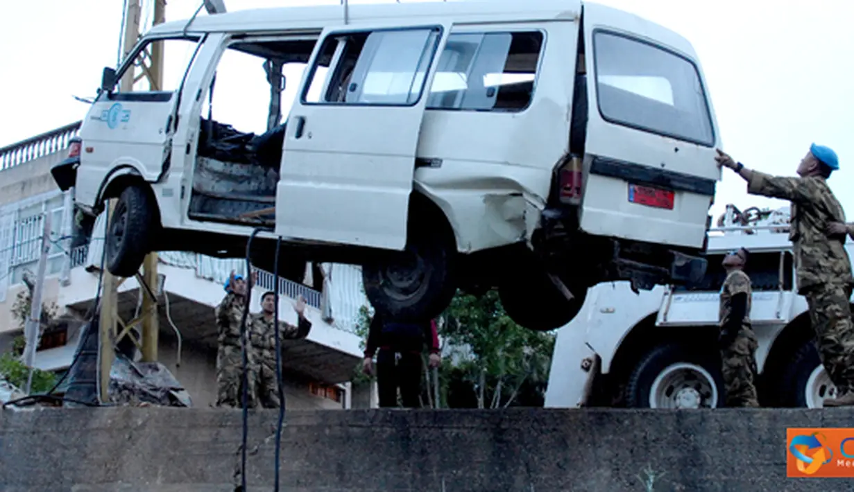 Citizen6, Lebanon: Prajurit TNI yang tergabung dalam Satgas Batalyon Mekanis Konga XXIII-F/UNIFIL membantu evakuasi kecelakaan mobil masyarakat sipil Lebanon yang mengalami kecelakaan keluar jalur jalan raya, Sabtu (21/4). (Pengirim: Badarudin Bakri)