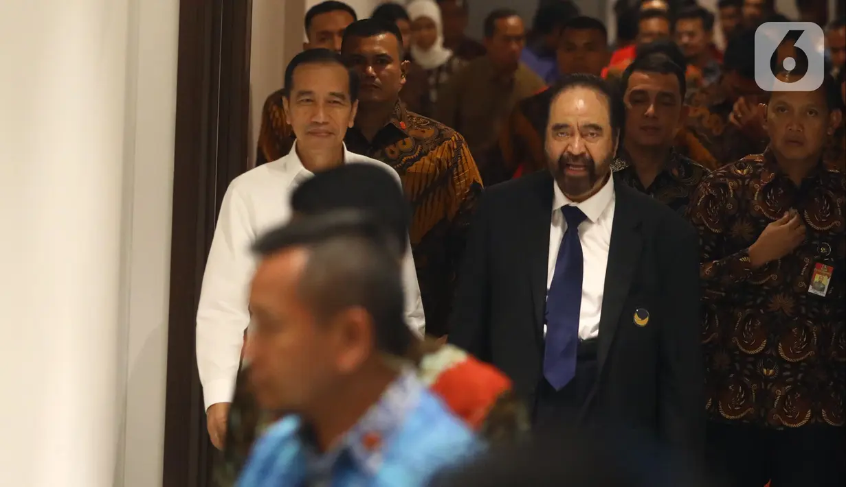 Presiden Joko Widodo atau Jokowi (kiri) didampingi Ketua Umum Partai Nasdem Surya Paloh (kanan) saat menghadiri perayaan ulang tahun ke-8 Partai Nasdem di JIExpo, Jakarta, Senin (11/11/2019). Surya Paloh menyambut langsung kedatangan Jokowi di HUT Nasdem. (Liputan6.com/Angga Yuniar)