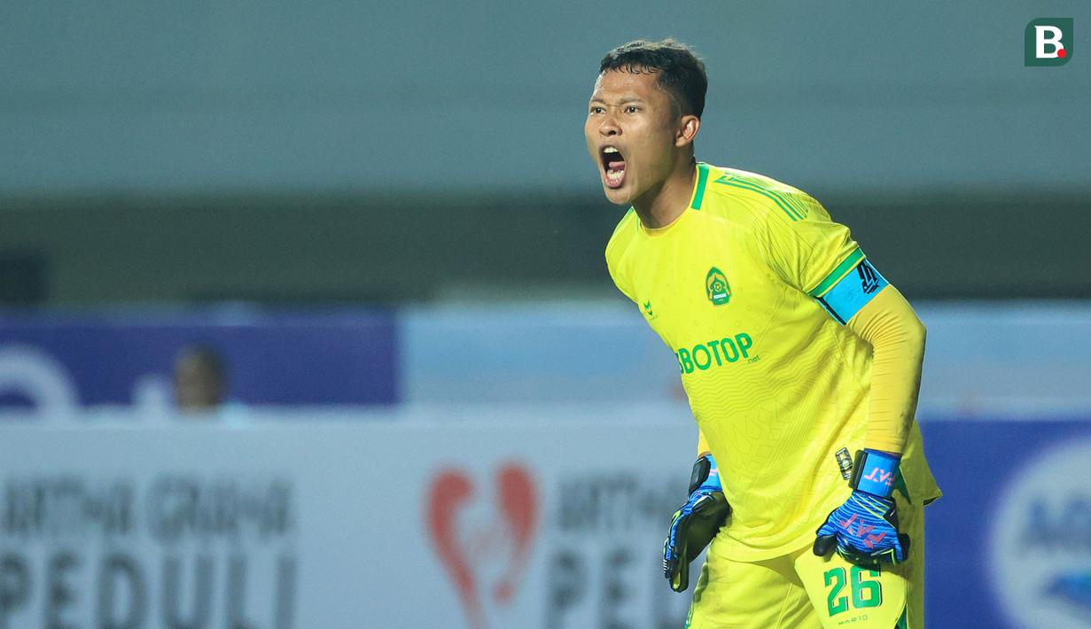 Kiper Persikabo 1973, Syahrul Trisna memberikan arahan kepada rekannya pada laga pekan kedua BRI Liga 1 2023/2024 melawan Persija Jakarta di Stadion Pakansari, Cibinong, Bogor, Minggu (9/7/2023). (Bola.com/M Iqbal Ichsan)