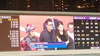 Aaron Kwok datang bersama istri Moka Fang ikut hadir di Balapan Kuda Happy Wednesday, di Hong Kong, Rabu (15/10/2025). (Liputan6.com/Harley Ikhsan)