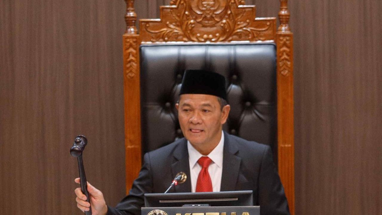 Ketua Dewan Kehormatan Penyelenggara Pemilu (DKPP) RI Heddy Lugito mengetuk palu ketika memimpin  pembacaan putusan kasus dugaan tindak asusila dengan teradu Ketua Komisi Pemilihan Umum (KPU) Hasyim Asy'ari di Kantor DKPP RI, Jakarta, Rabu (3/7/2024).&nbs