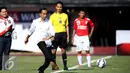 Presiden Joko Widodo (kedua kiri) melakukan tendangan pembuka turnamen Piala Presiden 2015 di Stadion Kapten I Wayan Dipta, Gianyar, Bali, Minggu (30/8/2015). 16 tim ambil bagian di turnamen yang digelar di empat kota. (Liputan6.com/Helmi Fithriansyah)