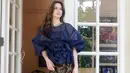 Memakai kain batik dan atasan berwarna biru dongker ini Nia Ramadhani sangat anggun dan memesona pastinya. Tak heran kalau sang suami semakin jatuh cinta kepada ibu dari anak-anaknya ini. (Instagram/ramadhaniabakrie)