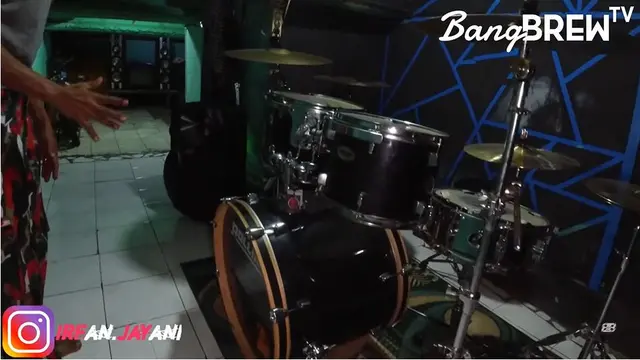 8 Potret Perkampungan di Bawah Jalanan Jakarta, Ada Sekolah hingga Studio Band