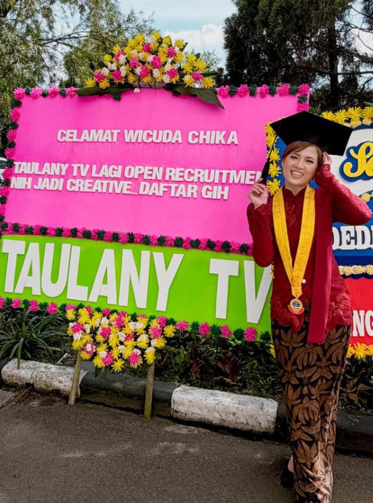 5 Model Kebaya Janggan Merah Chika Jessica saat Wisuda Sarjana, Cantik dan Elegan
