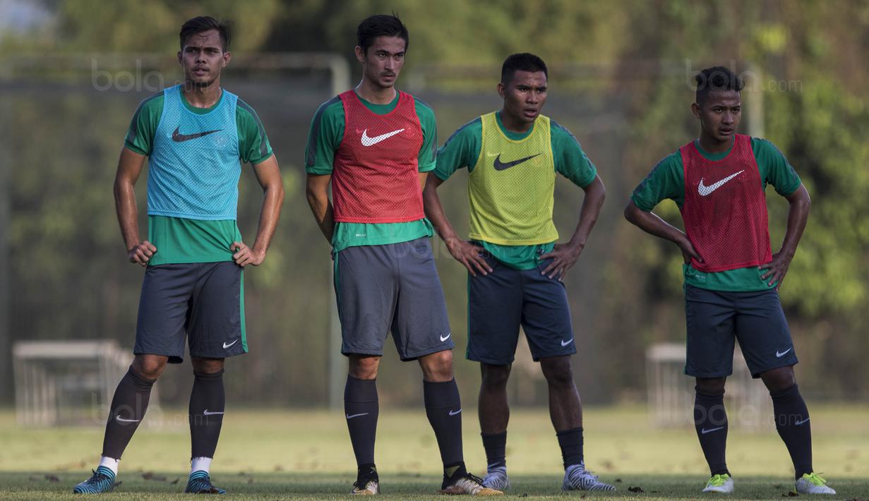 Para pemain Timnas Indonesia U-22, memperhatikan instruksi saat latihan di Lapangan SPH Karawaci, Banten, Senin (7/8/2017). Latihan dilakukan sebagai persiapan jelang SEA Games 2017 Malaysia. (Bola.com/Vitalis Yogi Trisna)