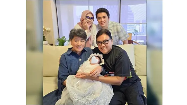 6 Potret Syahrini Rayakan 2 Bulan Kelahiran Anak, Wajah Baby Masih Dirahasiakan