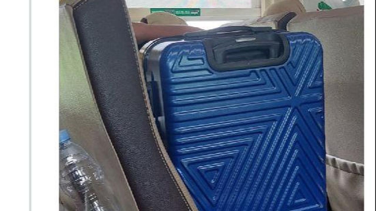 "Memesan 2 kursi dimana 1 kursi dibuat tempat duduk dan 1 kursi lainnya dibuat untuk menaruh barang hal ini sah-sah saja asal memenuhi syarat di atas," kata Joni kepada merdeka.com, Jakarta, Minggu (10/3).&nbsp;