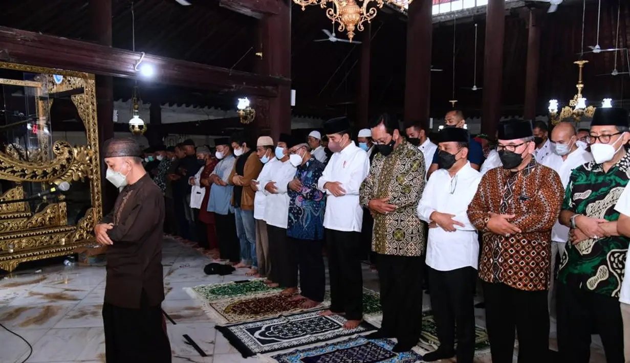 Presiden Joko Widodo melaksanakan Sholat Ashar berjamaah sebelum sholat jenazah almarhum Buya Syafii Maarif di Masjid Gedhe Kauman Yogyakarta, Jumat (27/5/2022). (Foto:Muchlis Jr-Biro Pers Sekretariat Presiden)
