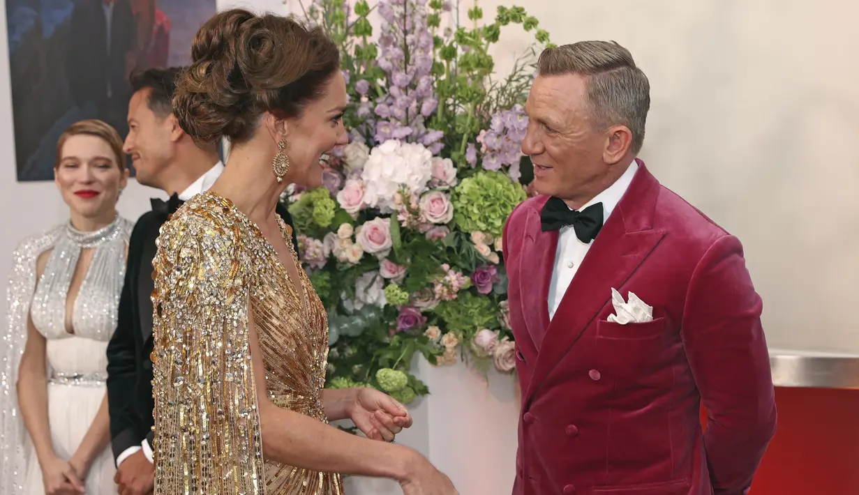 Kate Middleton berbicara dengan aktor Daniel Craig saat tiba untuk premier film James Bond terbaru, No Time To Die, di London, Selasa (28/9/2021). Pemutaran film perdana itu turut dihadiri Daniel Craig yang tampil terakhir kalinya sebagai James Bond untuk film ke-25 (Chris Jackson/Pool Photo via AP)