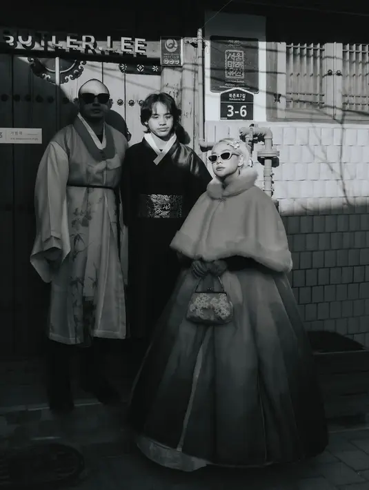 Noah Sinclair tampak gagah dalam balutan Durumagi navy satin dengan belt keemasan [@itsmebcl]