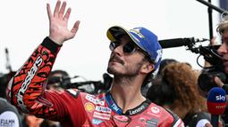 Francesco Bagnaia tampil tercepat di sesi kualifikasi MotoGP Thailand 2024. Francesco Bagnaia berhasil membukukan waktu 1 menit 28,700 detik. Catatan waktu ini juga memecahkan rekor lap pole position.  (Lillian SUWANRUMPHA/AFP)