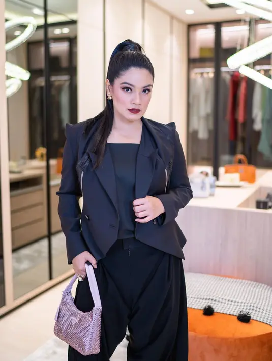 Titi Kamal tampil fierce dengan high ponytail. [@titi_kamal].