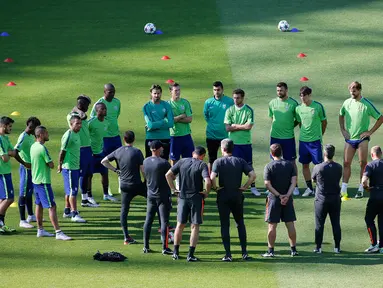 Para pemain Juventus berdiskusi dengan pelatih dan manajemen saat sesi latihan di Olympiastadion Berlin, Jerman (5/6/2015). Juventus akan menghadapi Barcelona di Final Liga Champions. (Reuters /Fabrizio Bensch)