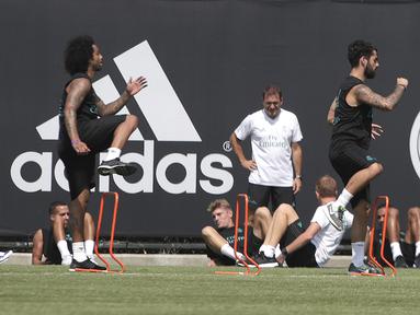Pemain Real Madrid, Marcelo dan Isco, saat menjalani latihan di Los Angeles, AS, Rabu (12/7/2017). Real Madrid akan menghadapi Manchester United dan Manchester City pada laga turnamen International Championship Cup. (EPA/Mike Nelson)