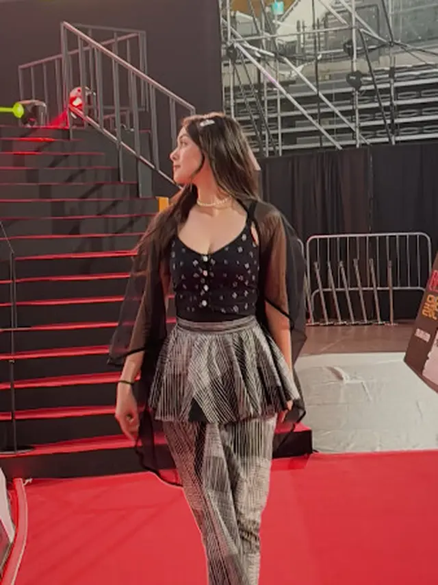 OOTD Menawan Caitlin Halderman Pakai Wastra Saat Wawancara Ryan Reynolds dan Hugh Jackman untuk Deadpool & Wolverine