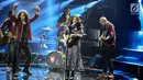 Vokalis grup band Slank, Kaka berduet dengan penyanyi muda, Sehryl Sheinafia dalam konser Slank In Love di Jakarta, Selasa (27/2). Dalam kesempatan itu Sheryl membawakan dua buah lagu, "Terlalu Pahit" dan "Terbunuh Sepi". (Liputan6.com/Faizal Fanani)