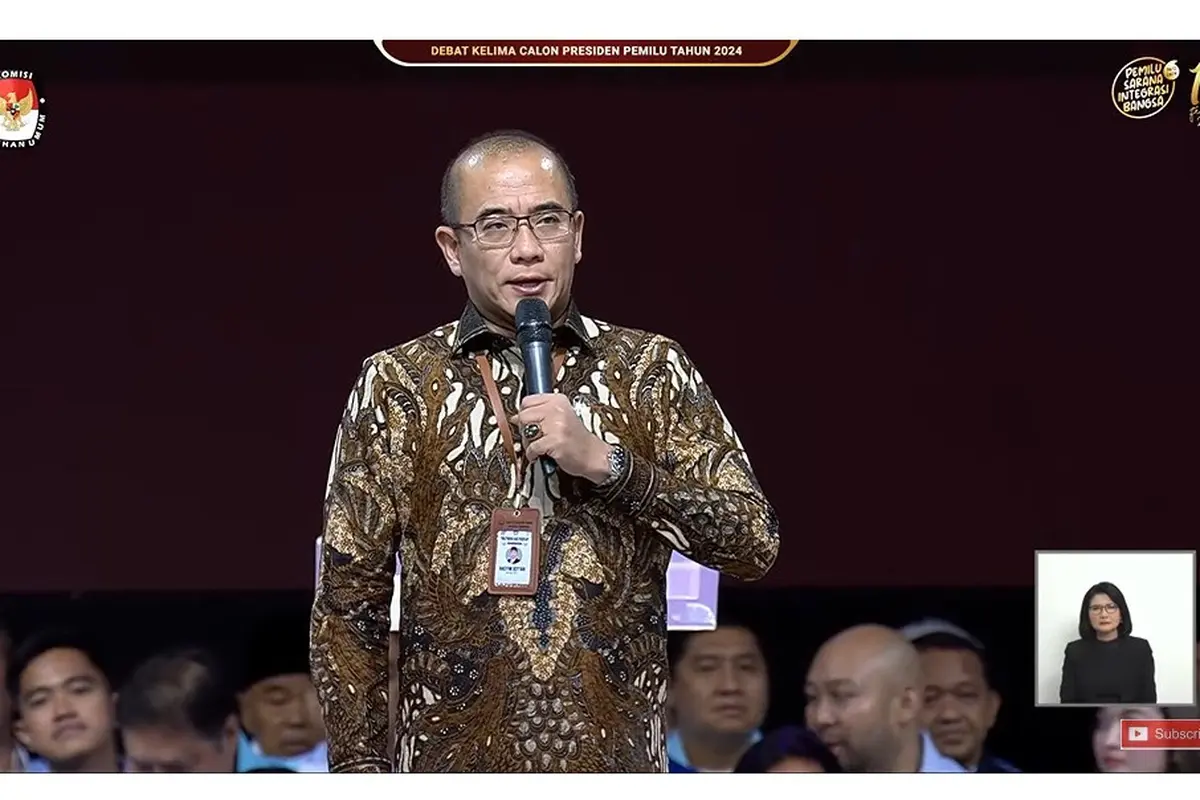 Ketua KPU RI Hasyim Asy'ari memberikan pidato di awal debat terakhir Pilpres 2024 yang digelar di Jakarta Convention Center (JCC), Senayan, Jakarta Pusat, Minggu (4/2/2024).