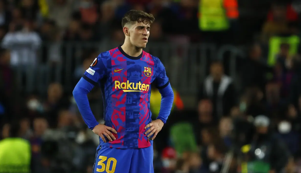 Gelandang Barcelona Gavi bereaksi setelah gelandang Eintracht Frankfurt Filip Kostic mencetak gol ketiga timnya pada leg 2 perempat final Liga Europa di Camp Nou, Jumat (15/4/2022).  Barcelona harus terhenti di babak perempat final setelah kalah 2-3 dari Eintracht Frankfurt. (AP Photo/Joan Monfort)