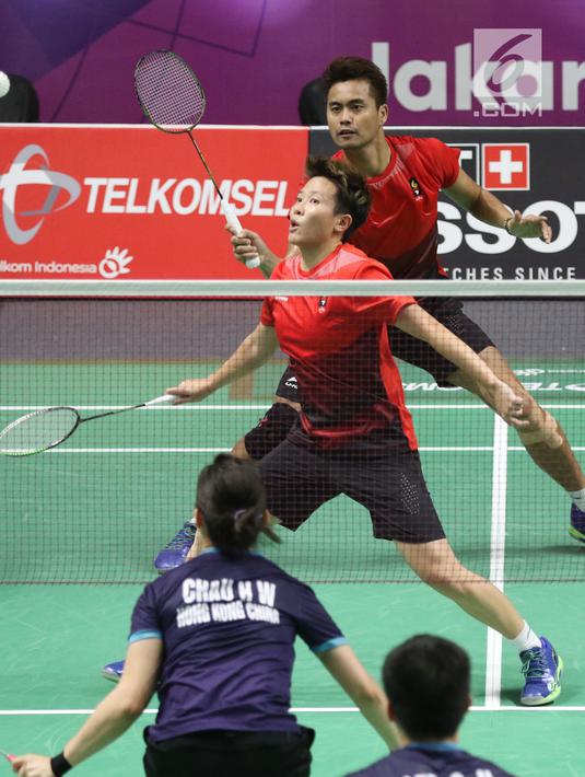 Ganda campuran Indonesia, Tontowi Ahmad/Liliyana Natsir mengembalikan kok ke arah Lee Chun Hei R/Chau Hoi Wah (Hong Kong) di perempat final Bulutangkis Asian Games 2018 di Istora Kompleks GBK, Jakarta, Sabtu (25/8). (Liputan6.com/Helmi Fithriansyah)
