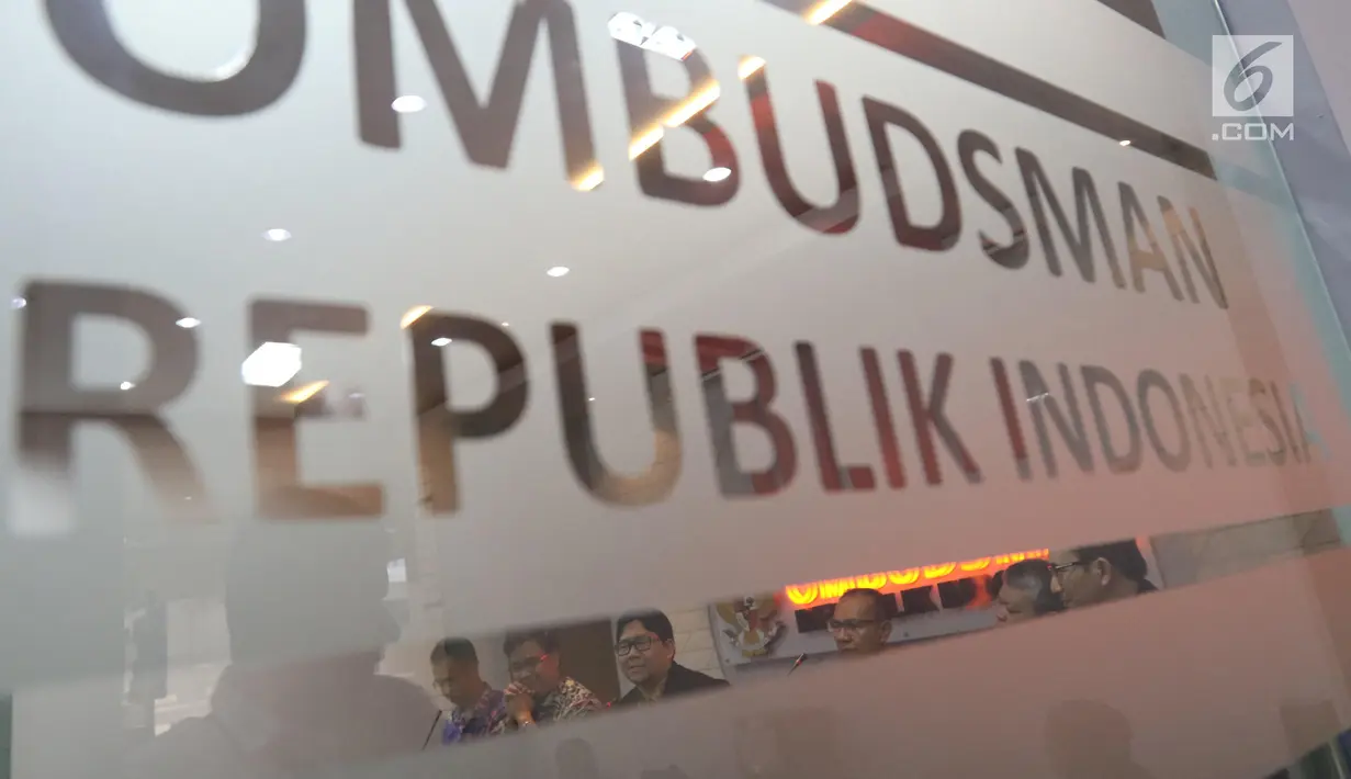 Waketum AFPI Sunu Widyatmoko, Direktur Pengawasan Fintech P2P Lending OJK Hendrikus Passagi, Anggota Ombudsman Dadan Suparjo dan Ketua Satgas Waspada Investasi OJK Tongam L Tobing saat jumpa pers di Jakarta, Jumat (8/3). (Liputan6.com/Angga Yuniar)
