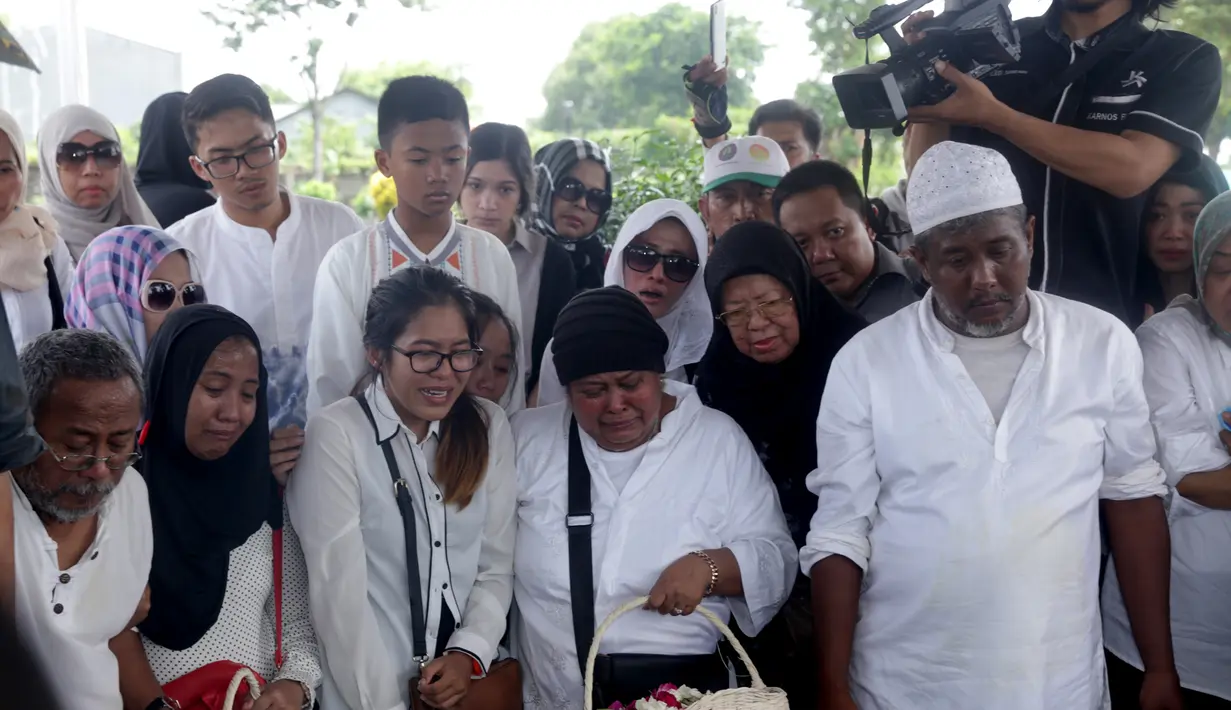 Para kerabat dekat pun turut mengiringi almarhumah ke tempat peristirahatan terakhir. Duka memang menyelimuti Rano Karno dan keluarga kala itu, namun doa selalu menyertai almarhumah Lily Istiarti. (Andy Masela/Bintang.com)