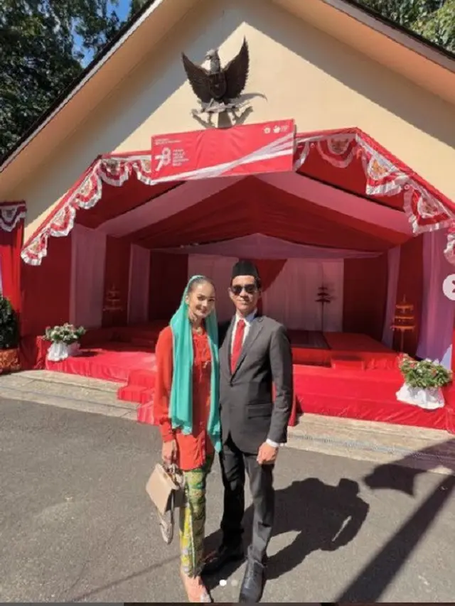 Enzy Storia saat Mengenakan Pakaian Kebaya Betawi