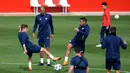 Sejumlah pemain Sevilla mengikuti sesi latihan di Ciudad Deportiva, Spanyol (2/4). Sevilla akan bertanding pada leg pertama babak perempatfinal melawan wakil Jerman, Bayern Munchen. (AFP Photo/Cristina Quicler)