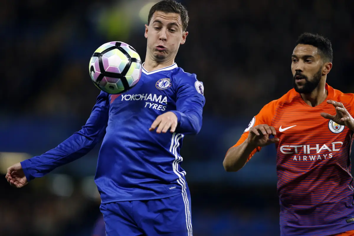 Gelandang Chelsea Eden Hazard (kiri) menguasai bola dari kejaran bek Manchester City Gael Clichy pada laga di Stamford Bridge, Kamis (6/4/2017) dinihari WIB. Hazard cetak dua gol untuk bantu Chelsea menang 2-1. 