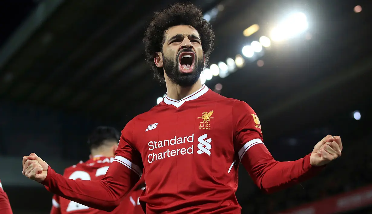 Pemain Liverpool, Mohamed Salah berselebrasi setelah mencetak gol ke gawang Leicester City pada laga pekan ke-21 Premier League di Anfield, Sabtu (30/12). Dua gol kemenangan Liverpool dicetak oleh Salah dengan skor akhir 2-1. (Peter Byrne/PA via AP)