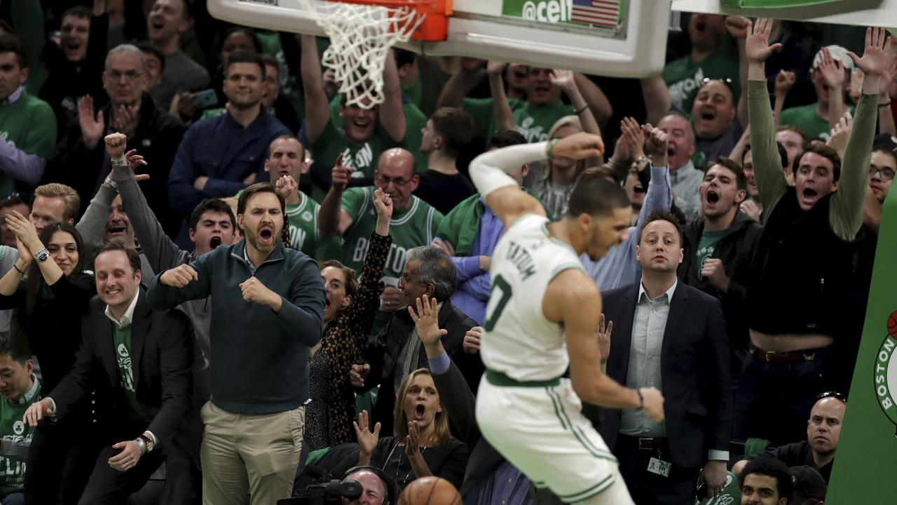 Pemain Celtics Jayson Tatum melakukan dunk saat melawan Pacers di play off NBA