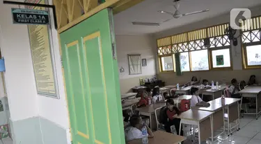 Siswa saat mengikuti kegiatan belajar di salah satu kelas SDN Bukit Duri 11, Jakarta, Senin (6/1/2020). Banjir menyebabkan sekitar 50 persen siswa SDN Bukit Duri 11 tidak masuk sekolah karena mayoritas tinggal di kawasan Kampung Melayu dan Kampung Pulo. (merdeka.com/Iqbal S. Nugroho)