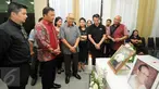 Menpora Imam Nahrawi (kedua kiri) melihat foto Sinyo Aliandoe semasa hidup saat melayat jenazah legenda sepakbola Indonesia, Sinyo Aliandoe yang wafat di Jakarta, Rabu (18/11/2015). Sinyo  wafat di usia 77 tahun. (Liputan6.com/Helmi Fithriansyah)