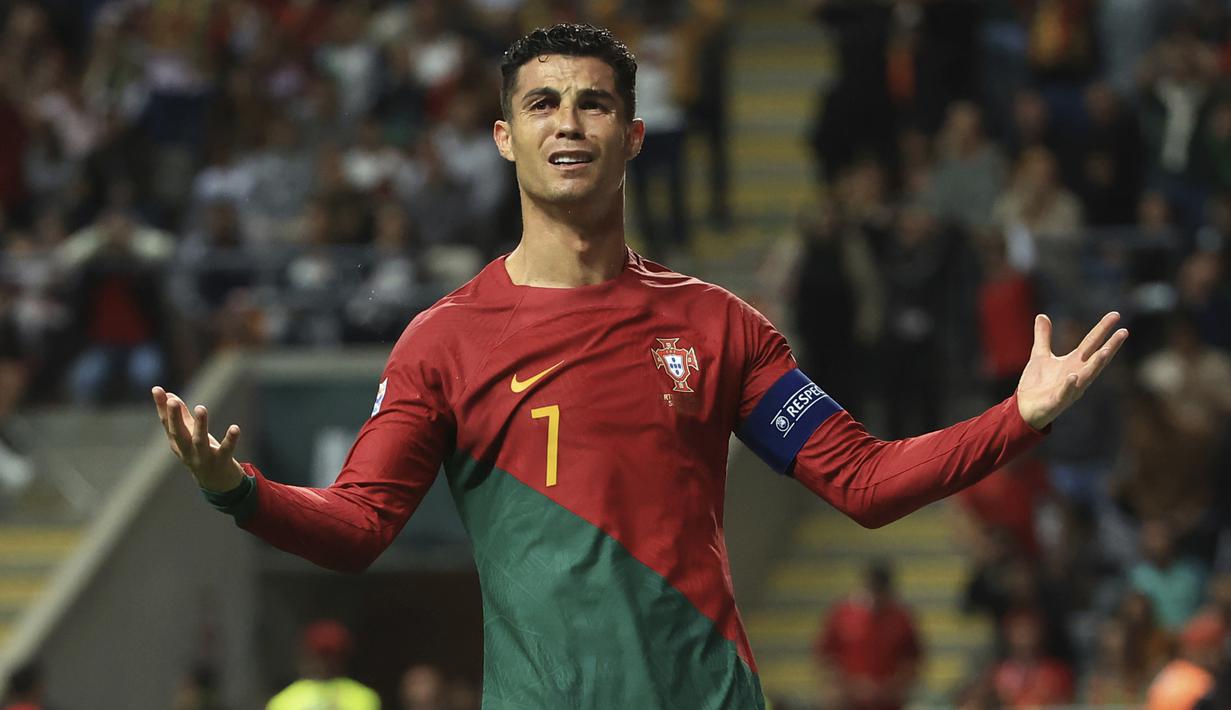Cristiano Ronaldo boleh saja meredup di musim keduanya bersama Manchester United dengan tak lagi jadi pilihan utama pelatih Erik ten Hag. Namun di level timnas, namanya masih harum sebagai andalan Portugal dan menjadi pemain Eropa dengan koleksi caps terbanyak hingga kini. Berikut daftar 5 pemain MU dengan koleksi caps terbanyak untuk negaranya. (AP/Luis Vieira)