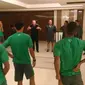 Pemain timnas Indonesia gelar latihan malam usai tiba di Bangkok (Liputan6.com/Windi Wicaksono)