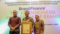 Penghargaan Top 100 Indonesia Most Valuable Brand 2019 diterima oleh Senior Executive Vice President Komersial dan UMKM bank bjb, Beny Riswandi.