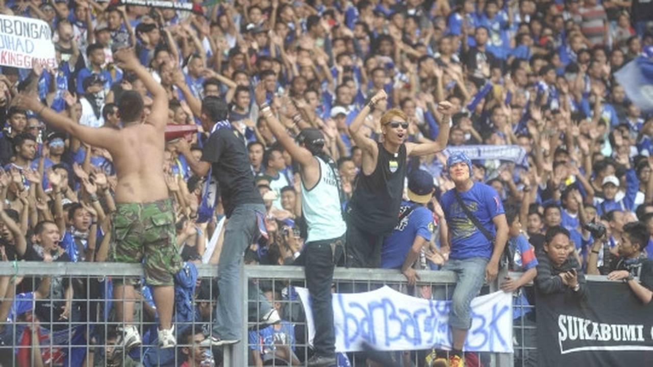 Aksi puluhan ribu Bobotoh birukan Gelora Bung Karno