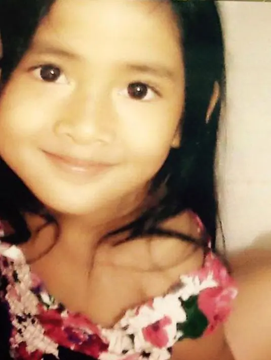 Mengenakan gaun berwarna pink, Angeline terlihat seperti malaikat kecil. (Facebook/Find Angeline - Bali's Missing Child)