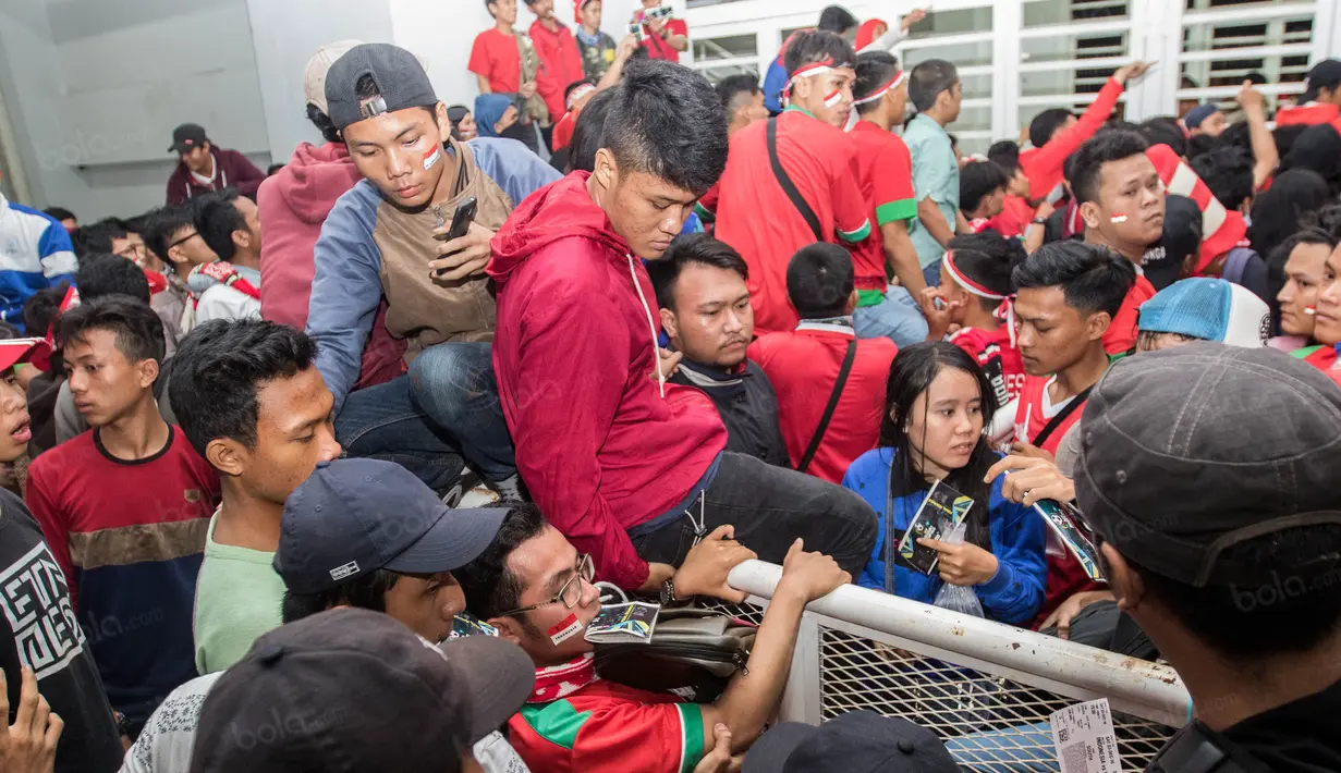 Para suporter berebut masuk ke tribun untuk menonton laga semifinal Piala AFF 2016 antara Indonesia melawan Vietnam di Stadion Pakansari, Jawa Barat, Sabtu (3/12/2016). (Bola.com/Vitalis Yogi Trisna)