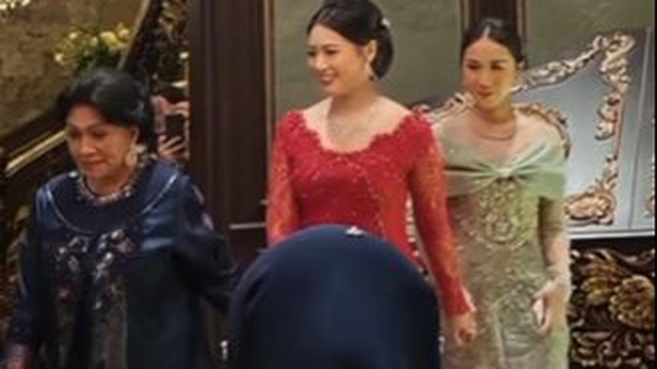 Saat berada di dalam rumah, kedua orang tua dari dua calon mempelai saling memberikan sambutan satu sama lain.