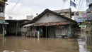 Banjir menggenangi kawasan Rawa Terate, Cakung Jakarta, Rabu (30/1). Ratusan rumah di RT 016/004 dan RT 010/005 Kelurahan Rawa Terate, terendam banjir sejak dini hari akibat hujan yang mengguyur Jakarta. (merdeka.com/Iqbal S. Nugroho)
