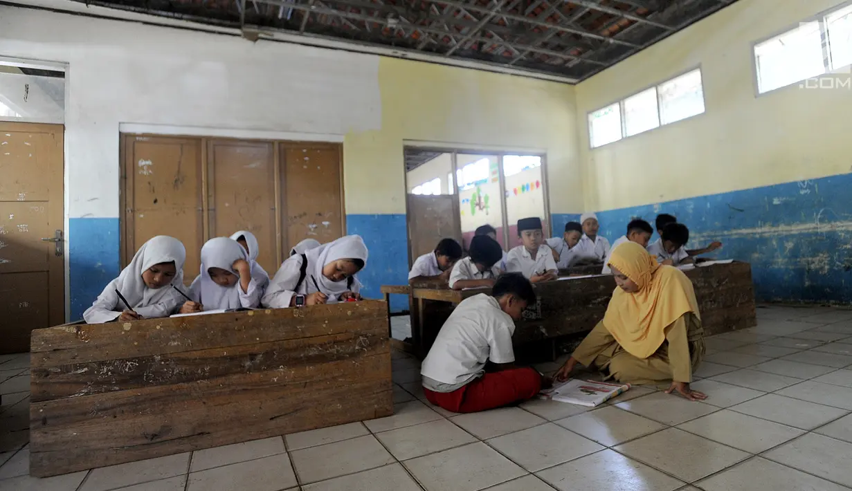 Guru menerangkan pelajaran kepada murid di SDN Kertajaya 2, Rumpin, Bogor 22/7/2019). Sekolah dengan jumlah 280 murid  dan hanya berjarak sekitar 50 km dari ibukota ini tidak dilengkapi WC dan perpustakaan. (merdeka.com/Arie Basuki)