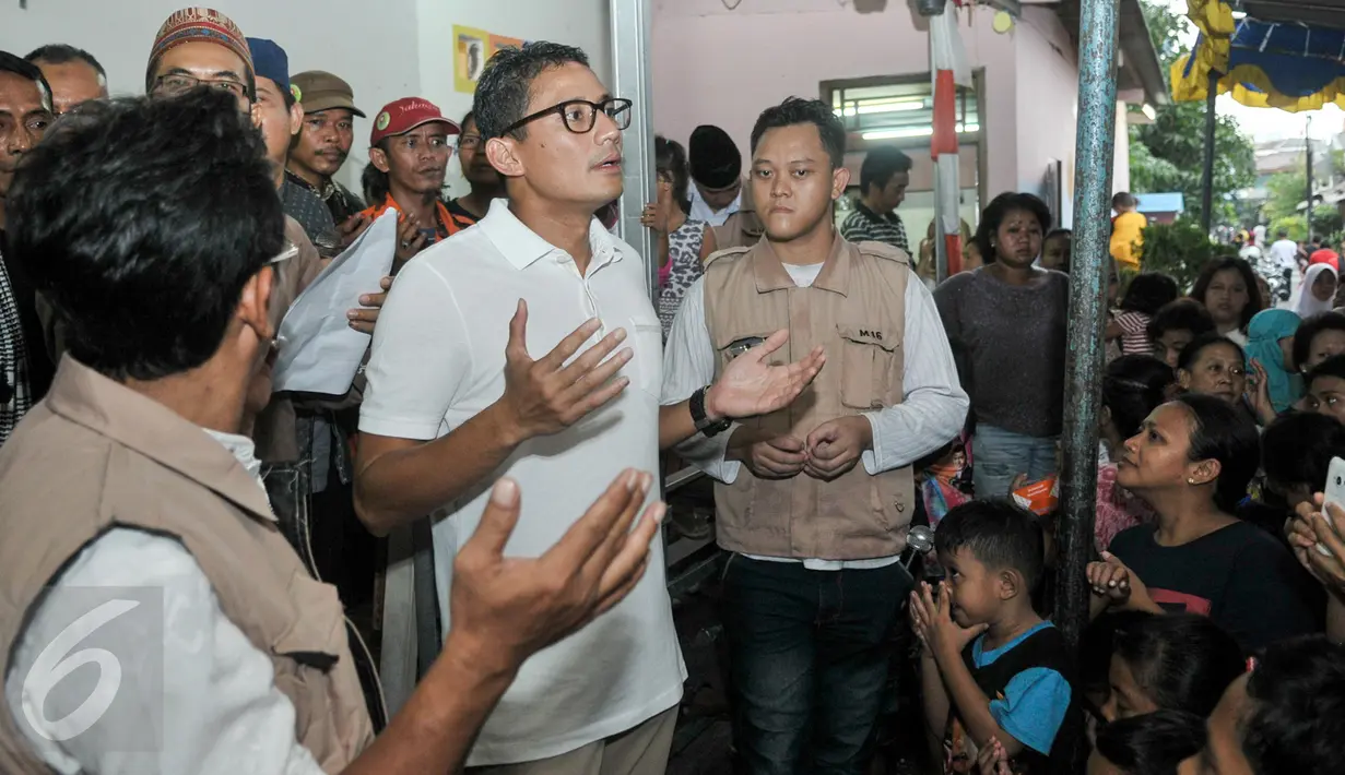 Cawagub DKI Jakarta, Sandiaga Uno berdoa bersama warga saat kunjugi Jalan Petojo Binatu, Jakarta Pusat, Jumat (17/3). Selain meminta dukungan dan doa, Sandiaga juga memaparkan program kerjanya bila terpilih nanti. (Liputan6.com/Yoppy Renato)