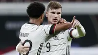 Striker Jerman, Timo Werner, melakukan selebrasi bersama Serge Gnabry usai mencetak gol ke gawang Ukraina pada laga UEFA Nations League di Red Bull Arena, Minggu (15/11/2020). Jerman menang dengan skor 3-1. (AP/Michael Sohn)