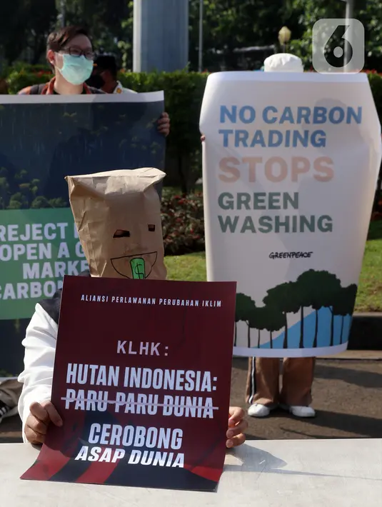 Aliansi Perlawanan Iklim melakukan aksi damai di kawasan Monas, Jakarta, Jumat (5/11/2021). Massa menyerukan bahwa bumi sedang darurat serta krisis iklim namun dibiarkan karena negara hanya melindungi oligarki dan bisnisnya, bukan masa depan seluruh rakyat Indonesia. (Liputan6.com/Angga Yuniar)