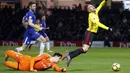 Pemain Watford, Gerard Deulofeu (kanan) diadang kiper Chelsea, Thibaut Courtois pada lanjutan Premier League di Vicarage Road stadium, London, (5/2/2018). Chelsea kalah 1-4. (AP/Frank Augstein)