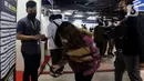 Pencari kerja memindai barcode di salah satu stan perusahaan pada acara "Jakarta Job Fair" di Pasaraya Blok M, Jakarta, Kamis (28/7/2022). Pameran bursa kerja di lima wilayah kota administrasi Jakarta tersebut diikuti lebih dari 200 perusahaan dan terdapat 20 ribu lowongan pekerjaan. (Liputan6.com/Johan Tallo)