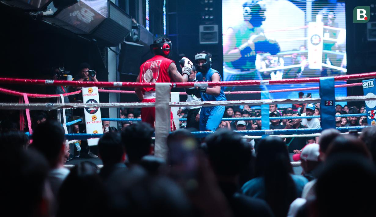 Pertandingan Gaga Muhammad melawan Raja 'Big Heca' di University Boxing League (UBL) yang berlangsung di Embassy Lounge Jakarta, Senayan, Jumat (20/9/2024) banyak dihadiri oleh para penonton. (Bola.com/Abdul Aziz)