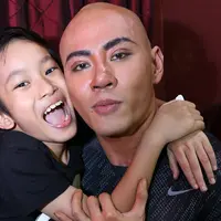 Azka terlihat riang bersama sang ayah. (Galih W. Satria/Bintang.com)