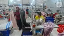 Pekerja menyelesaikan pekerjaan terakhir pembuatan mukena jelang libur hari Lebaran 2024 pada pabrik busana muslim Siti Khadijah di kawasan Limo, Depok, Jawa Barat, Kamis (4/4/2024). (merdeka.com/Arie Basuki)
